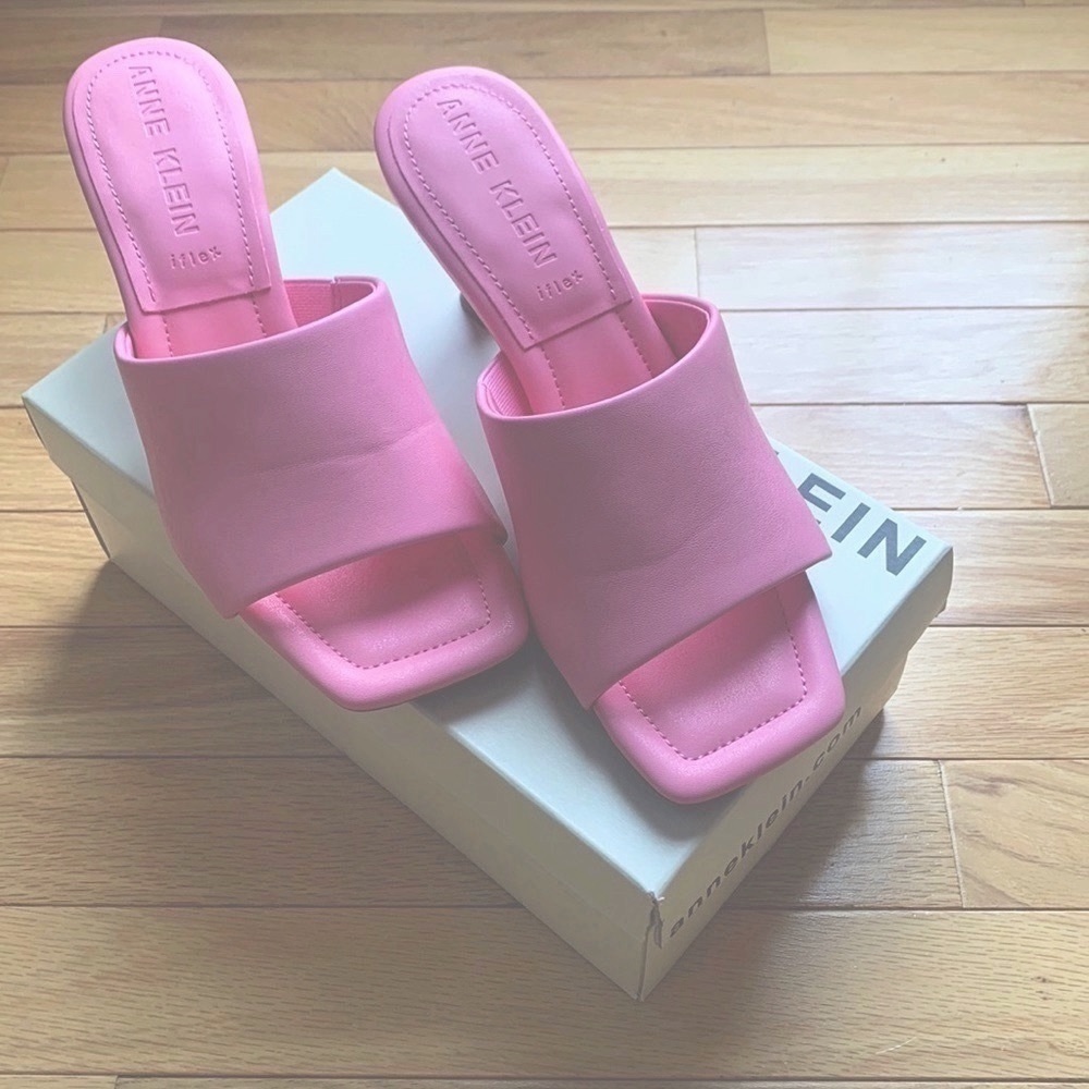 NWB ANNE KLEIN GORGEOUS BUBBLE GUM PINK SHOES NEVER WORN,PERFECT FOR SPRING